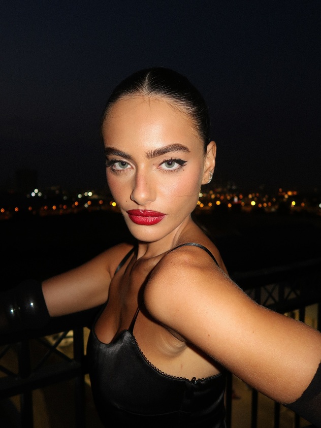 הלכה עד הסוף עם האודם האדום (צילום: אינסטגרם, yaelshelbia)