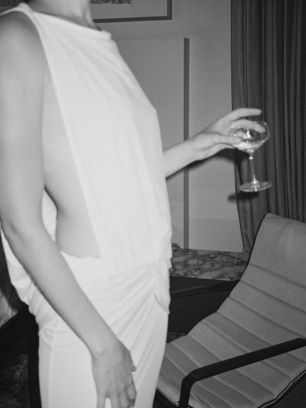 וזה באמת לא פשוט להחזיק כזו שמלה (צילום: Gal Gadot אינסטגרם)