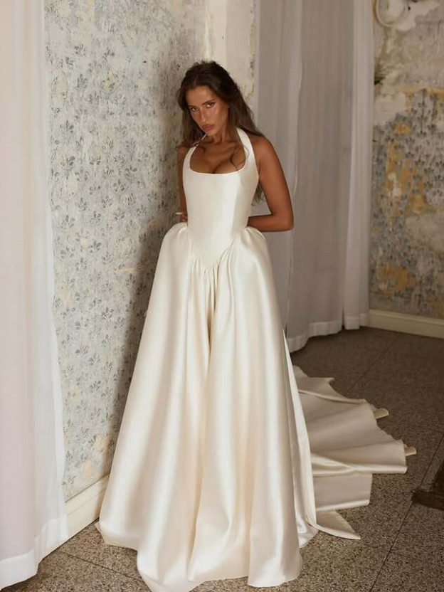 זה התחיל בשמלת החופה קלאסית וכלתית (צילום: Oria Azran אינסטגרם)