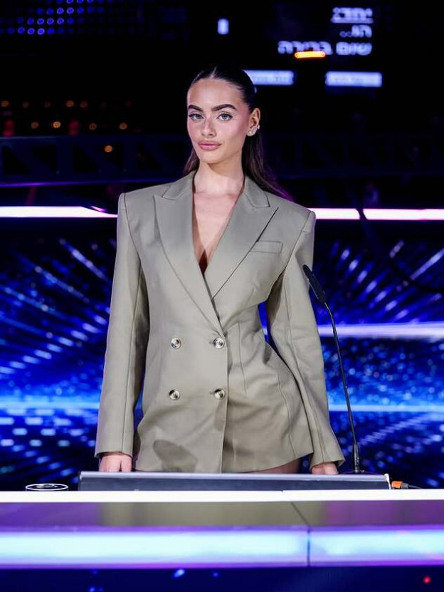 השתלטה על שולחן השופטים (צילום: Yael Shelbia אינסטגרם)