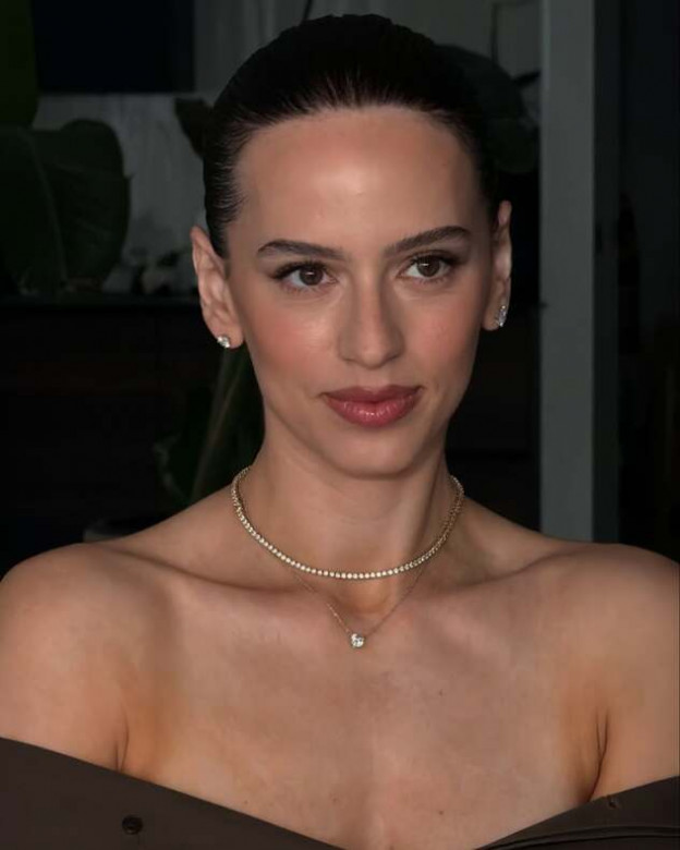 התכשיטים העדינים עובדים מעולה עם השמלה (צילום: corringideon אינסטגרם)