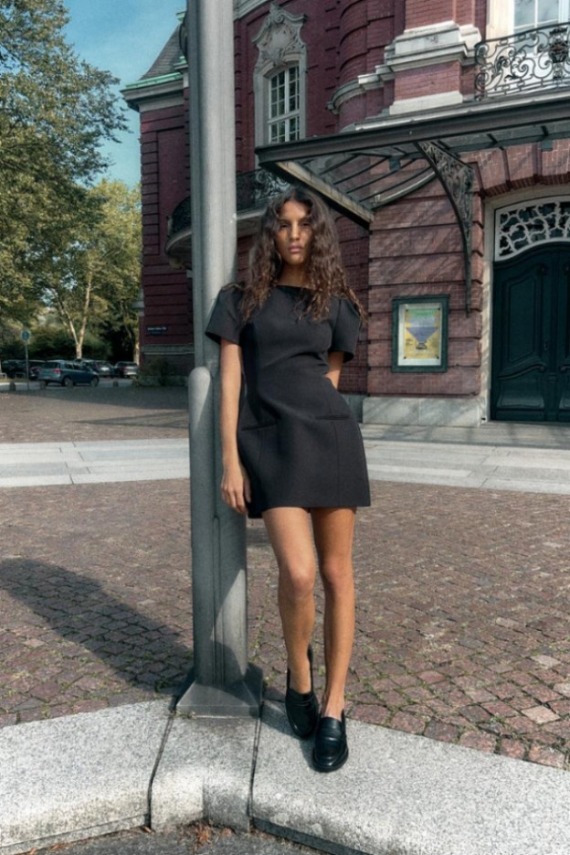 שמלה שחורה קטנה והורסת (צילום: מתוך האתר)