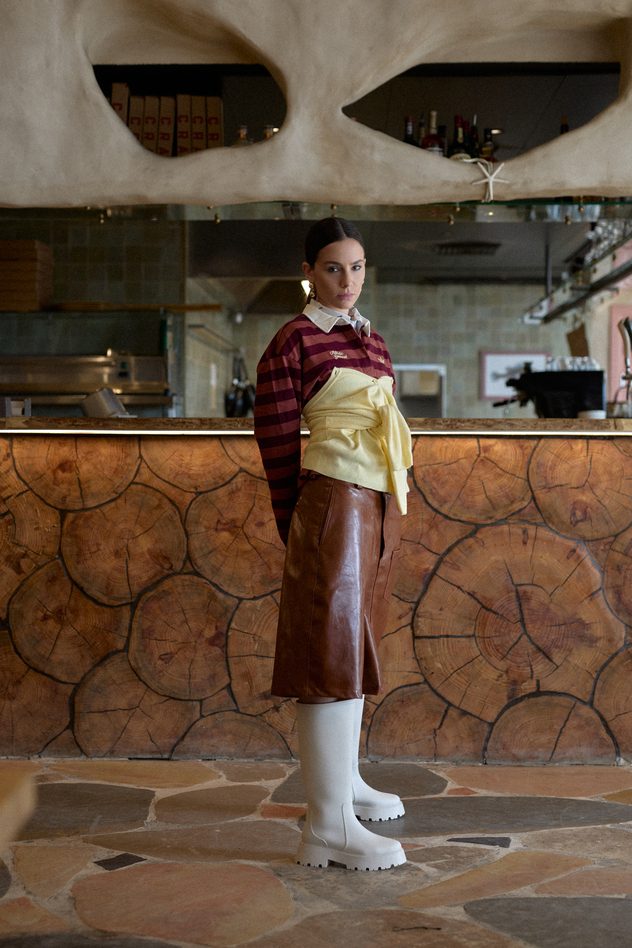 סטיילינג: אביגיל בק. מכנסי ברמודה: אודליה אוזל, חולצת פסים: אדידס, חולצה מכופתרת: אלכסנדר וואנג, קרדיגן צהוב: זארה, עגילים: מנגו, מגפי גומי: אוריה עזרן לרנואר (צילום: לימור צל גוזלן)