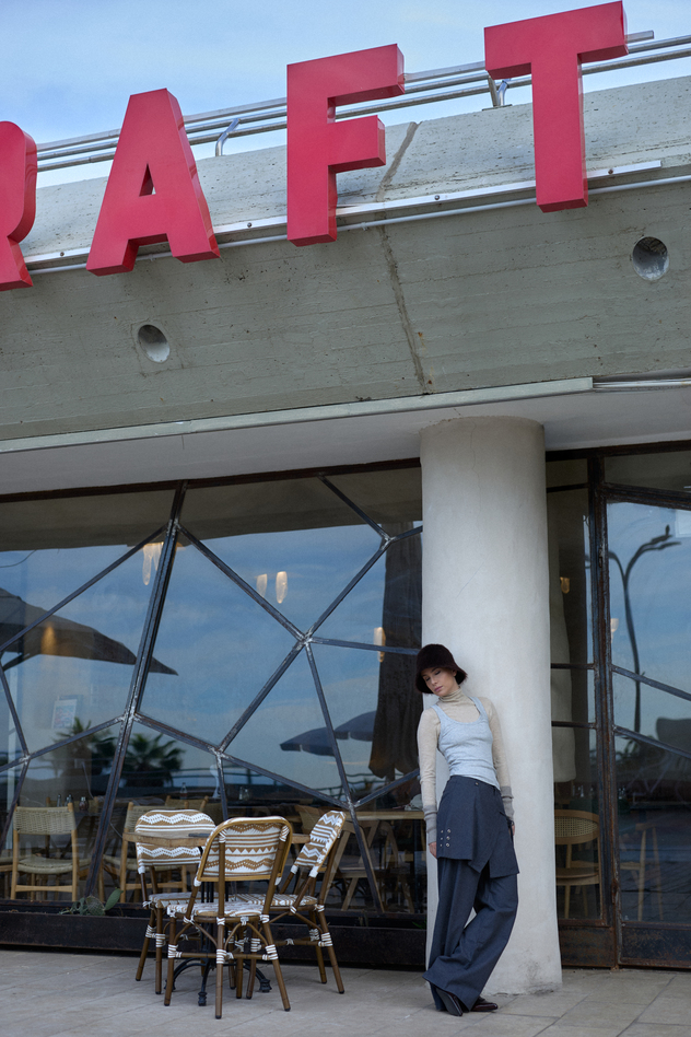 סטיילינג: נטלי רטן. מכנסי חצאית: סטורי, סריג גולף: אומה, גופייה: זארה, כובע: קוס, מחממי מפרקים: H&M (צילום: לימור צל גוזלן)