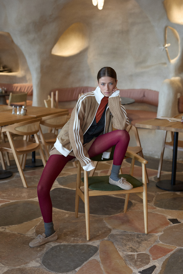 סטיילינג: אנה פשקובסקי. קרדיגן בז': אדידס, מכנסי ברמודה: סטורי, גולף כתום: קום איל פו, קרדיגן אפור: פלאן בי, גרביונים וגרביים: קלצדוניה, נעליים: שופרא (צילום: לימור צל גוזלן)