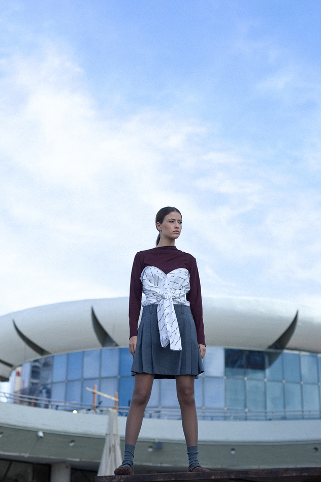 סטיילינג: שיר ורסולקר. חצאית: זארה, טופ בורדו: רונן חן, חולצה מכופתרת: אלכסנדר וונג, גרביונים וגרביים: קלצדוניה, נעליים: טמפו (צילום: לימור צל גוזלן)