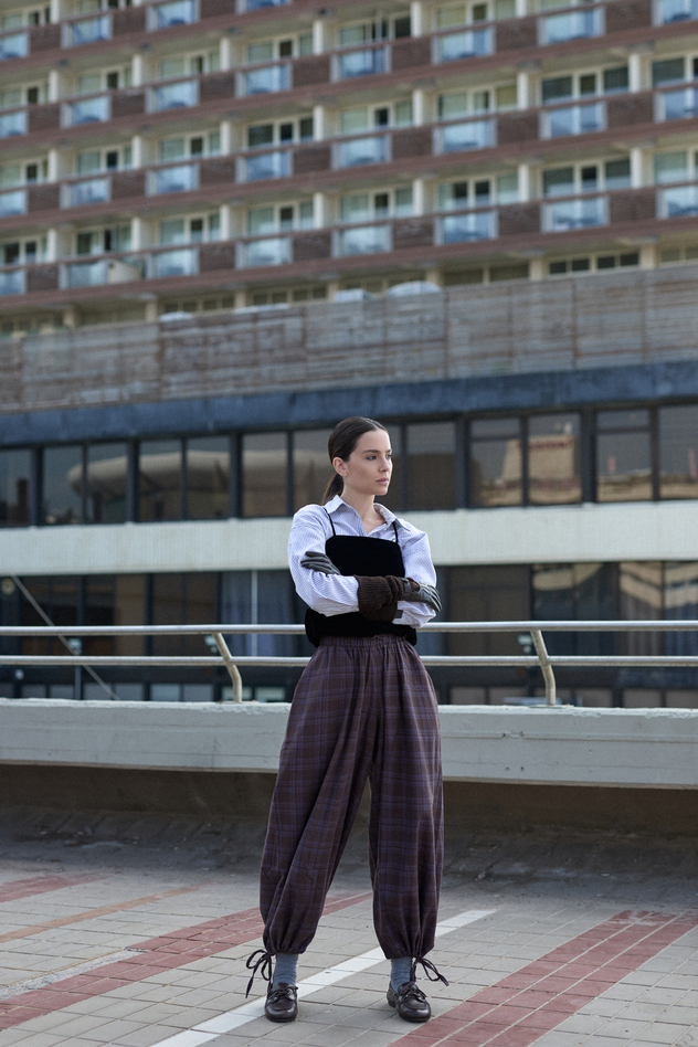 סטיילינג: פז ימין. מכנסי בלון: פם פיט, חולצה מכופתרת: זארה, מחוך:H&M, נעליים: ג'פרי קמפבל לשופרא (צילום: לימור צל גוזלן)