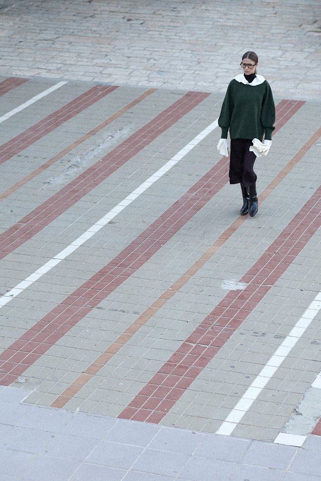 סטיילינג: קרן בר. סוודר ירוק: קוס, חולצה מכופתרת: RFA, גולף: קוס, חצאית: מאסימו דוטי, מגפיים: סטורי, משקפי ראייה: אירוקה לסופר פארם (צילום: לימור צל גוזלן)