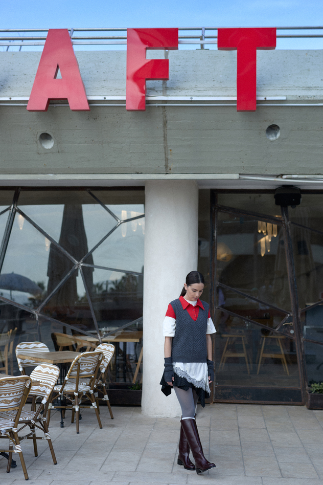 סטיילינג: גאיה רוקח. אפודה אפורה: קום איל פו, טי-שירט אדומה: פם פיט, טי-שירט לבנה: זארה, חצאית שחורה: ברשקה,  מגפיים: סטורי, כפפות: זארה, גרביונים: סטרונגפול (צילום: לימור צל גוזלן)