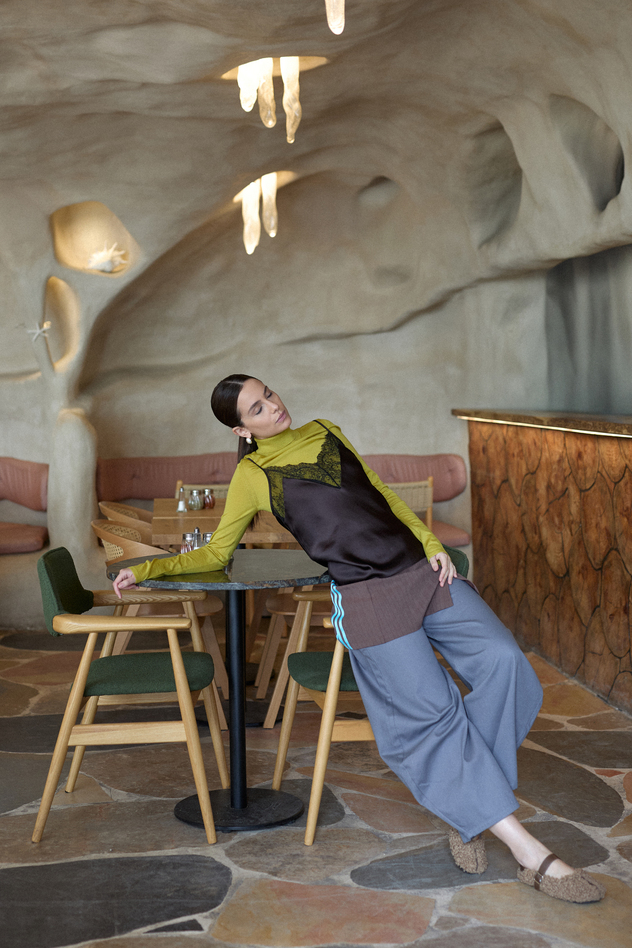 סטיילינג: גל זינגר. גולף חרדל: Other Stories&, גופיית תחרה: קוס, חצאית מיני: אדידס, מכנסיים: פם פיט, נעליים: אנה (צילום: לימור צל גוזלן) 