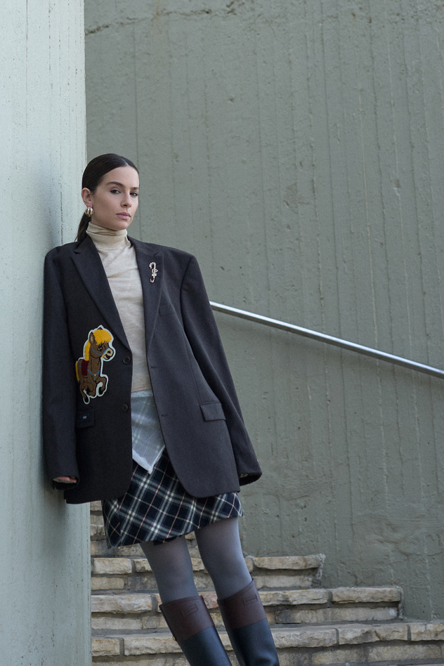 סטיילינג: ליה רז. בלייזר: צ'ימי צ'ארי, גולף: אומה, חצאית: פרפל פיג, מגפיים: סטורי (צילום: לימור צל גוזלן)