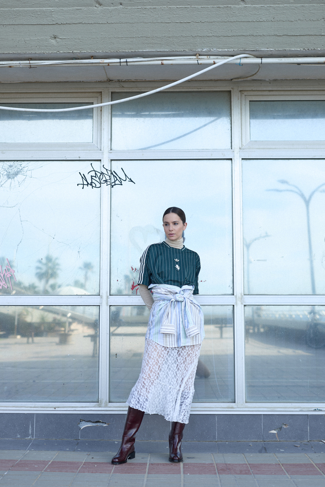 סטיילינג: אביה זגורי. חצאית תחרה: ברשקה, חולצה מכופתרת: פולו, טי-שירט: אדידס, גולף: אומה, מגפיים: שופרא (צילום: לימור צל גוזלן)