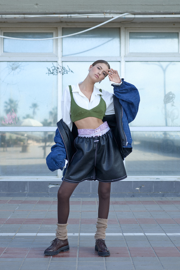 סטיילינג: איווט עראידה. מכנסי ברמודה, חולצה מכופתרת וז'קט: פאטרן, טופ סריג: אודליה אוזל, גרביונים: H&M, נעליים: שופרא, עגילים: מגנטיקה (צילום: לימור צל גוזלן)