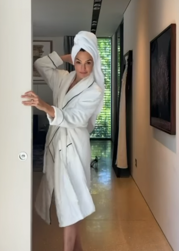 יפה תמיד. גם בחלוק אמבטיה (צילום: Gal Gadot אינסטגרם)
