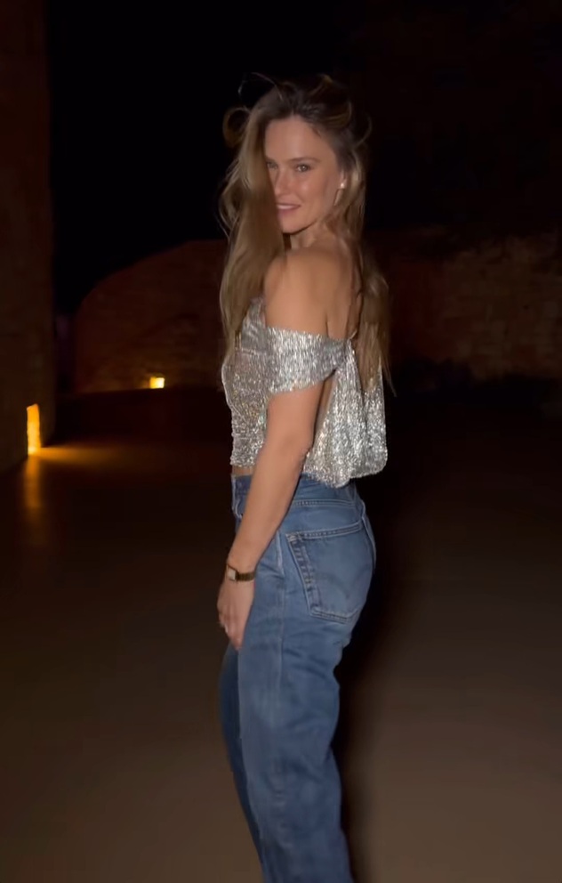 אבל היא השאירה את הגב מאוורר (צילום: אינסטגרם, barrefaeli)