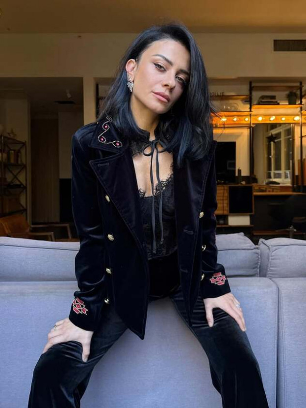 הז'קט, המחול, האיפור והשיער - הכל מתכתב עם הכל (צילום: SAGI DAHARY | HAIR אינסטגרם)