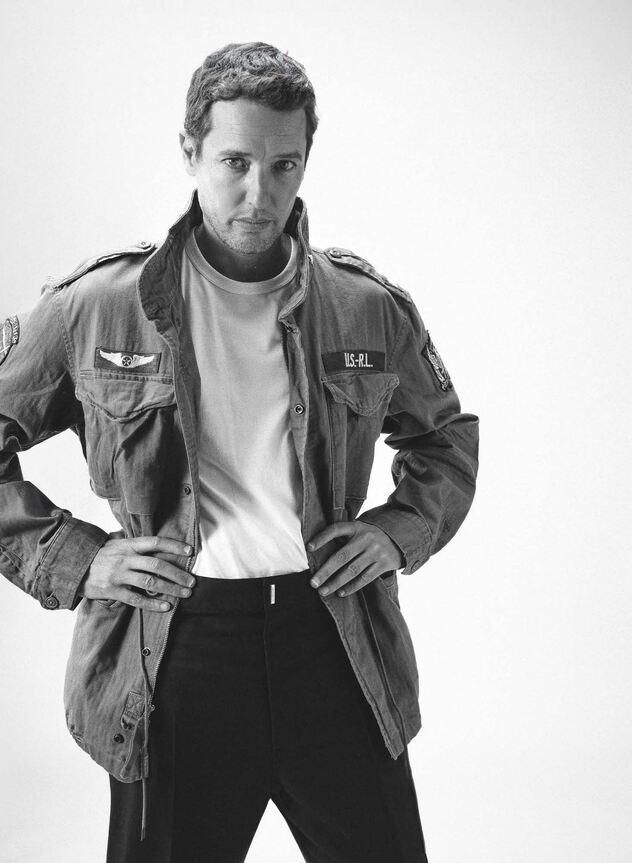 ג'יימס בונד מהמשרד ממול (צילום: סיימון אלמלם)