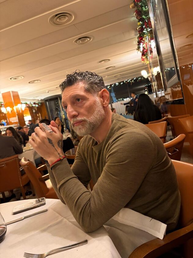 גם הקז'ואל מדויק (צילום: אינסטגרם, chefgranit)