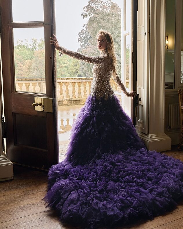 יודעת לדלג בין שמלות ערב לבגדי רכיבה (צילום: Luc braquet למגזין Tatler)