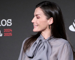 טוויסט מחושב: המלכה לטיסיה מפתיעה עם חולצה שקופה והורסת