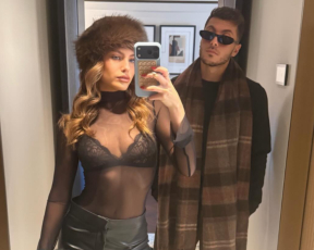 ב-0 מעלות: טיילור מלכוב רותחת בחולצה שקופה ושמלת מחוך