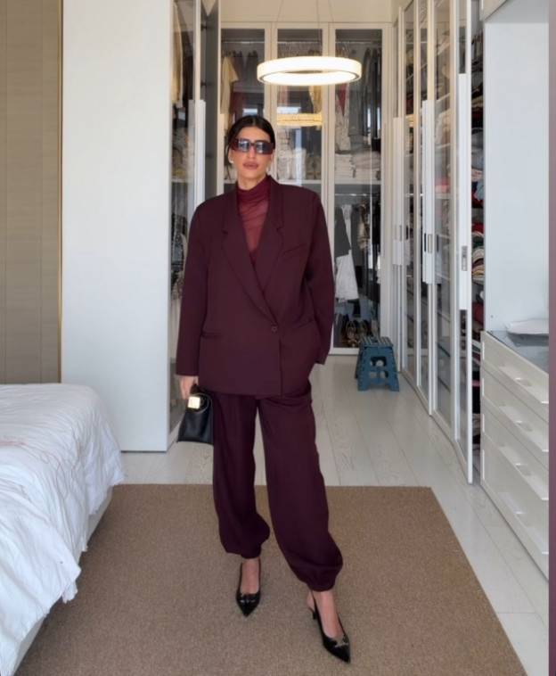 עינב בובליל נראית מדהים בחליפת בורגנדי (צילום: Einav Booblil | עינב בובליל אינסטגרם)