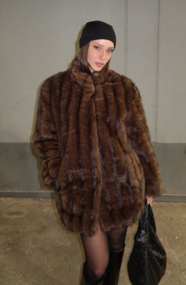 מעיל דמוי פרווה שבאמת לא צריך חוץ ממנו כלום (צילום: Neta Alchimister אינסטגרם)