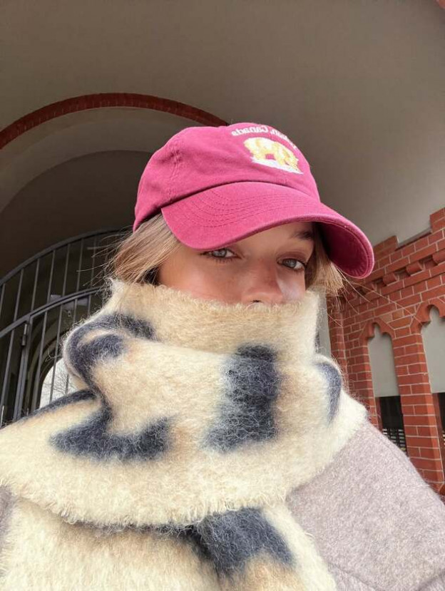 בסוף, צעיף זה הדבר שבאמת הכי עוזר לחימום (צילום: ANNA ZAK אינסטגרם)