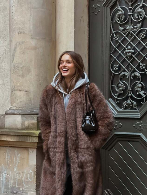 טרנד נוסף שמחמם ושווה - מעיל הפרווה (צילום: ANNA ZAK אינסטגרם)