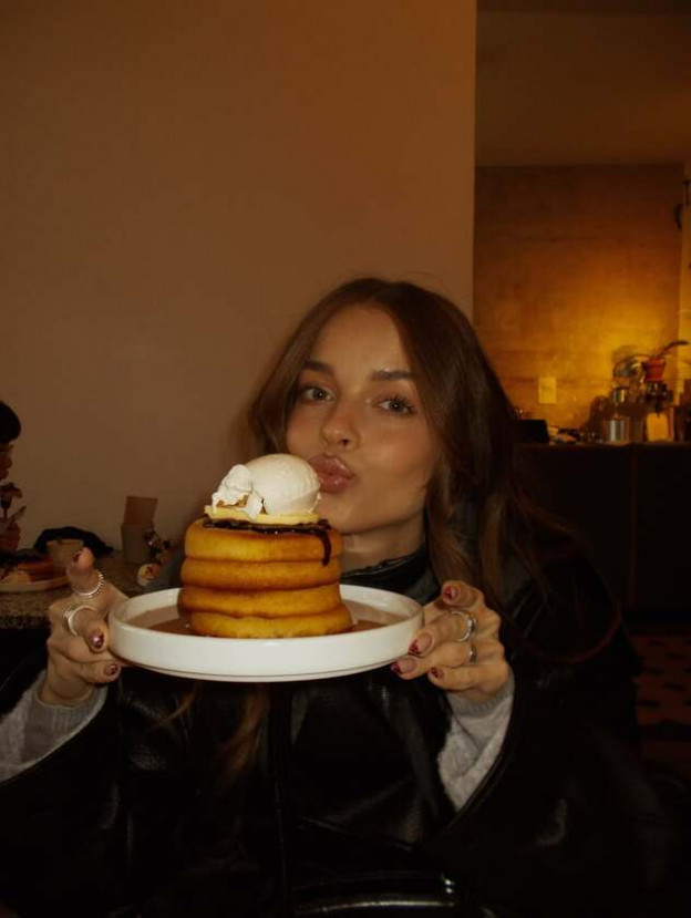 גם פחמימות יכולות לחמם (צילום: ANNA ZAK אינסטגרם)