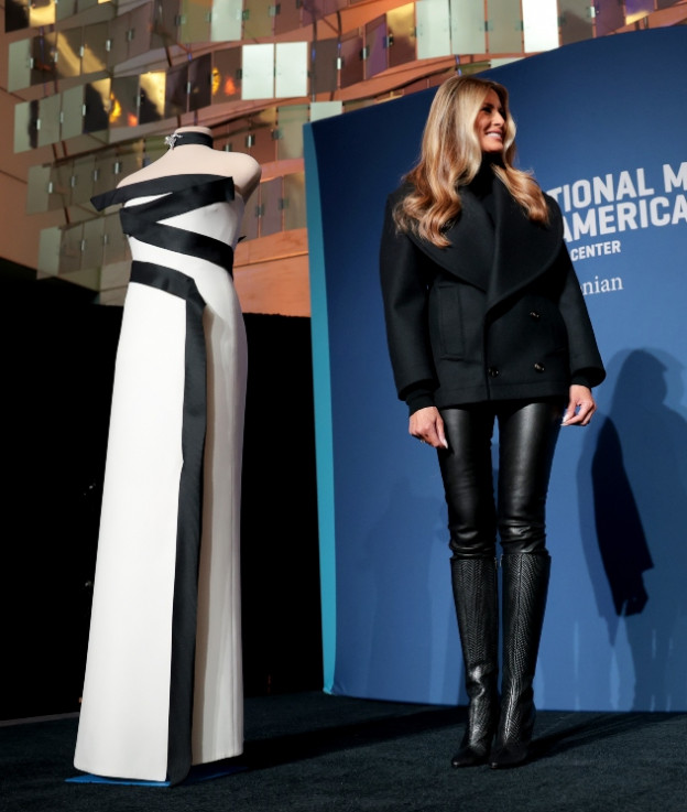 האם אלה המכנסיים הכי צמודים שראינו על מלניה אי פעם? (צילום: Anna Moneymaker לגטי אימג'ס)