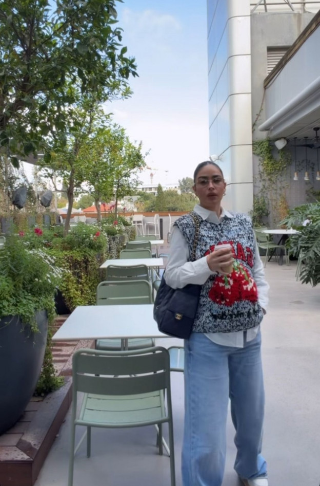 סקראנצ'י ואפודה. לוק מושלם (צילום: SAPIR AVISROR אינסטגרם)