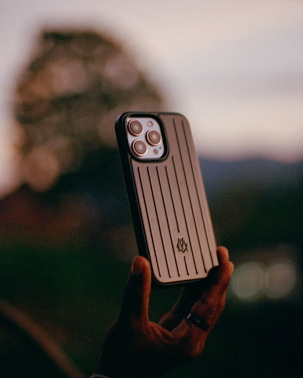 ואולי הפריט הכי נמכר למותג - כיסוי הטלפון. תסתכלו סביבכם ותבינו לכמה אנשים יש אותו (צילום: RIMOWA אינסטגרם)