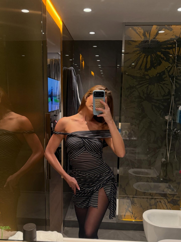 עפנו גם על השמלה של רוני קובו (צילום: malkovtaylor אינסטגרם)