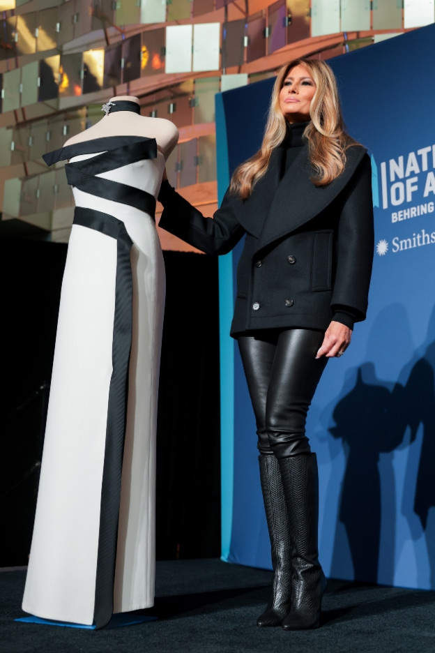 מלניה טראמפ מציגה את תרומתה לאוסף "הגברות הראשונות" (צילום: Anna Moneymaker לגטי אימג'ס)