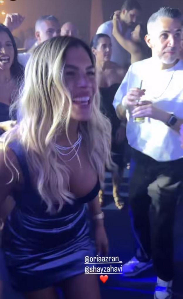 לוק שני - שמלת מיני סאטן (צילום: oriaazran אינסטגרם)