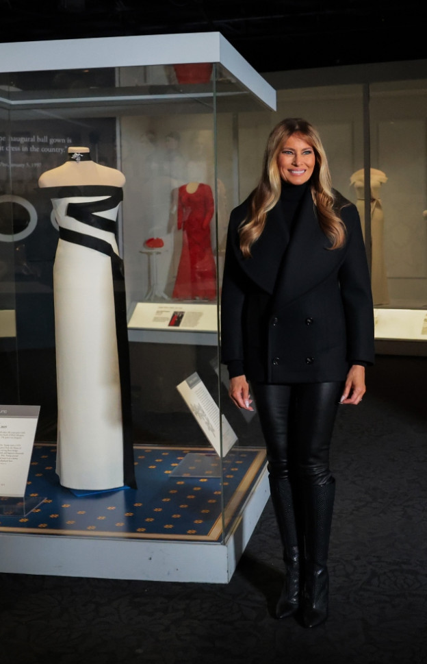 הלכה על טוטאל לוק שחור (צילום: Anna Moneymaker לגטי אימג'ס)