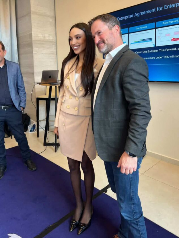 אנחנו בקראש על הנעליים של פראדה (צילום:Almaz Mangisto אינסטגרם)