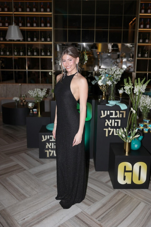 לא צריכה שטיח אדום כדי להתלבש וואוו (צילום: Taylor Malkov אינסטגרם)