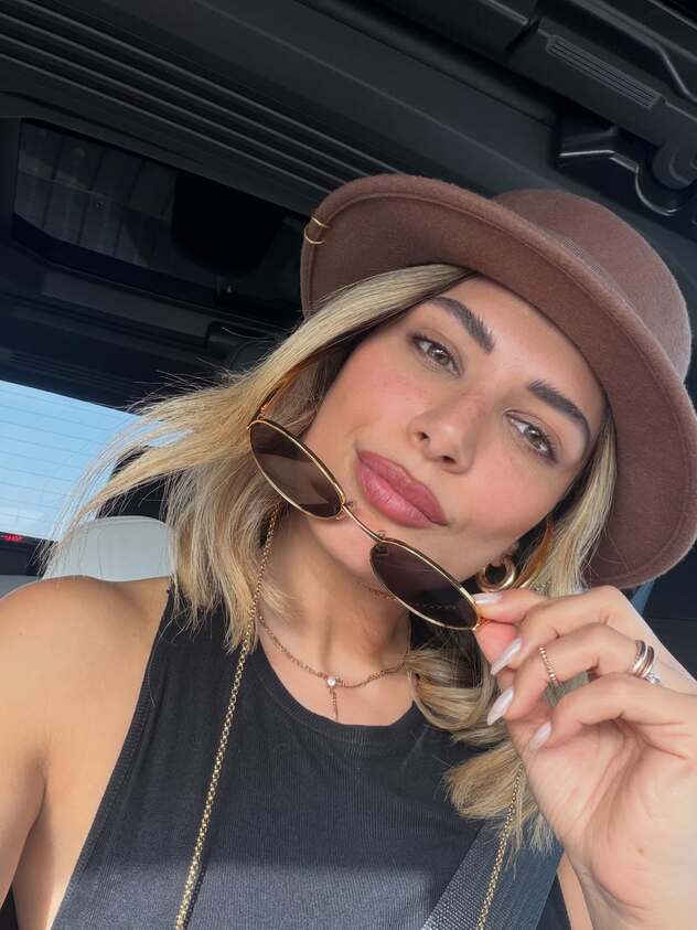 פעם רק לספרניות הייתה שרשרת כזאת למשקפיים (צילום: אינסטגרם, miranbuzaglo)