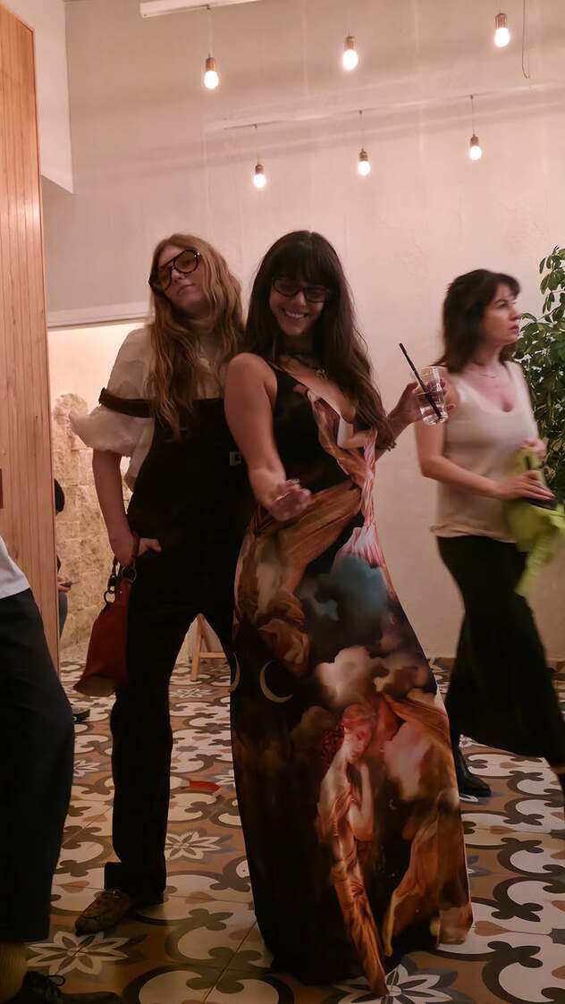 פנים רבות לה (צילום: אינסטגרם, tzvibirenbaum)