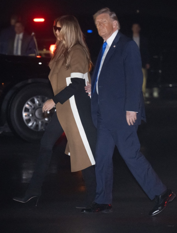 משם עברה לז'קט חום מהמם לא פחות (צילום: SAUL LOEB לגטי אימג'ס)