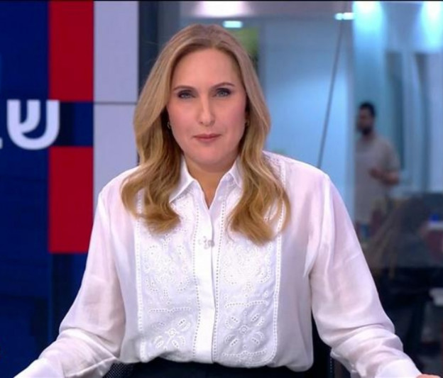 קרן מרציאנו במהדורה אמש עם חולצה מושלמת (צילום מסך)