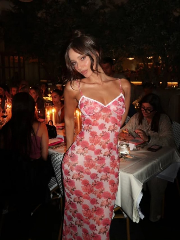 וכמובן שמלת חוף מקסי שתתאים גם לים וגם לערב (צילום: Neta Alchimister אינסטגרם)