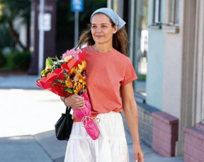 עם משלוח לישראל: קייטי הולמס כבר מצאה את הנעליים המושלמות לאביב