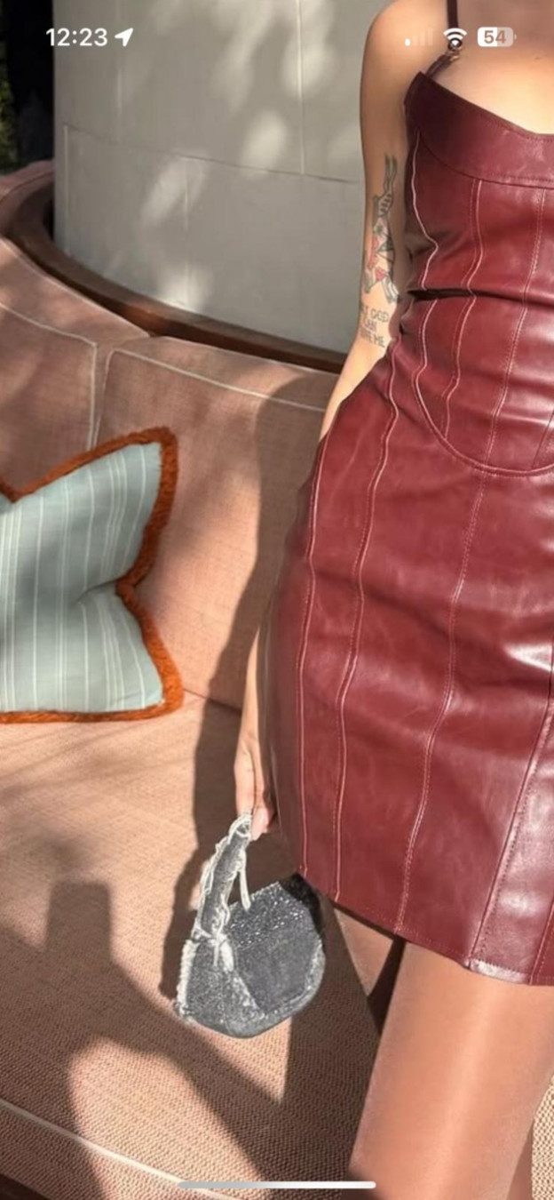 מבט מקרוב על השמלת עור (צילום: friduchka אינסטגרם)