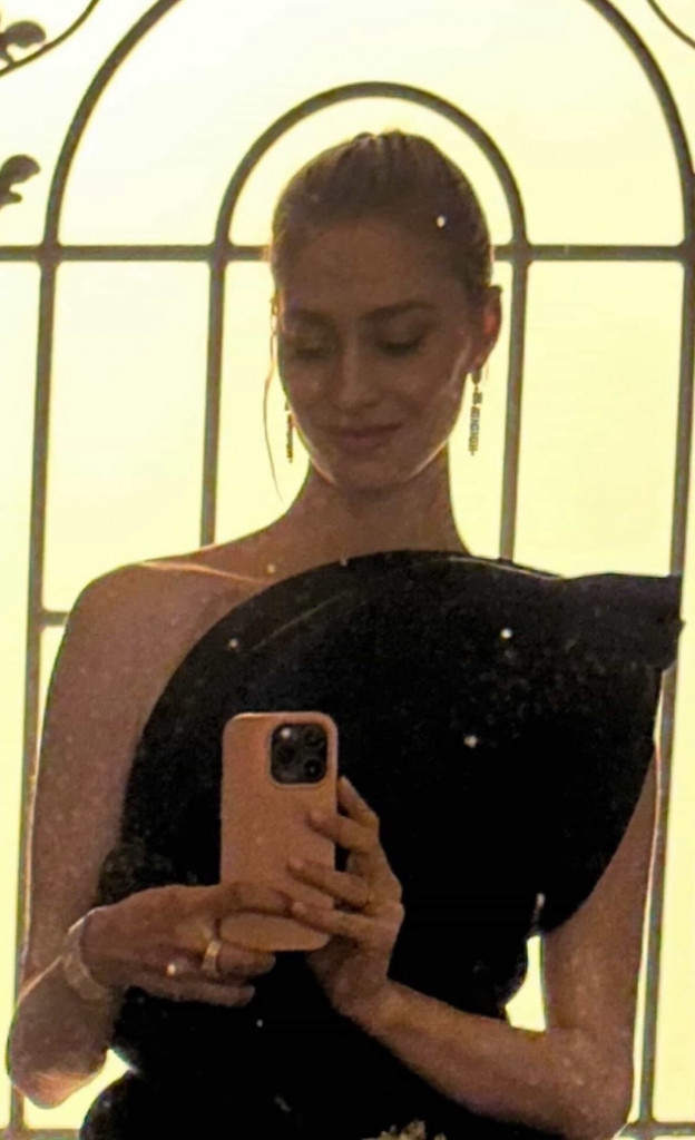 גם נסיכות עושות סלפי לסטורי (צילום: royalfashionpolice אינסטגרם)