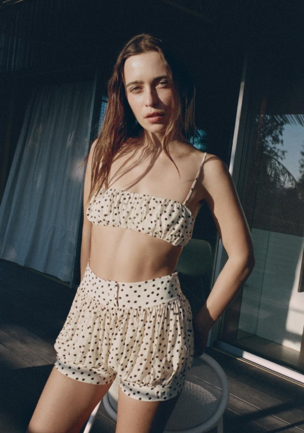 טופ עם הדפס נקודות, בגד גוף סריג, 149.90 שקלים (צילום: zara.com)