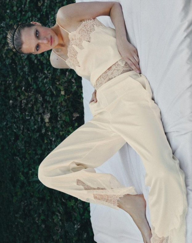 מכנסי סאטן ותחרה, 329 שקלים (צילום: zara.com)