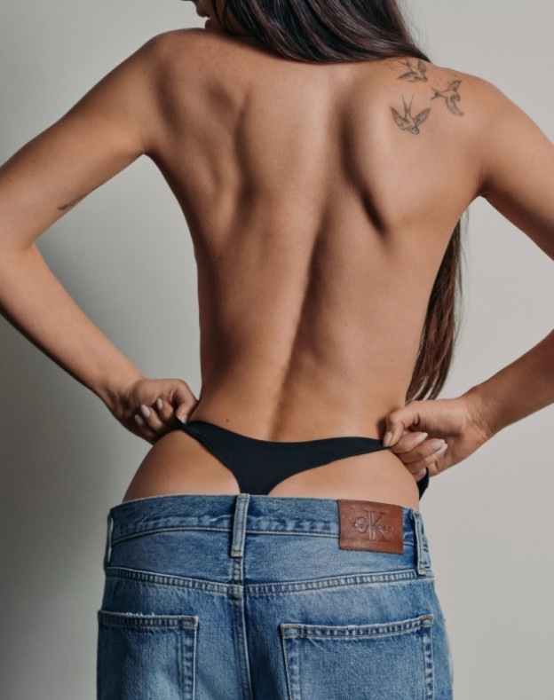 דקוטה ג'ונסון לקלווין קליין